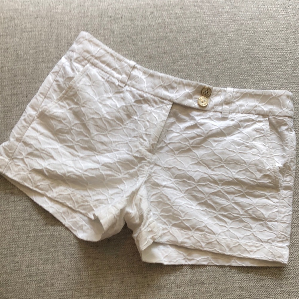 Vineyard Vines white whale designed shorts. Size 6